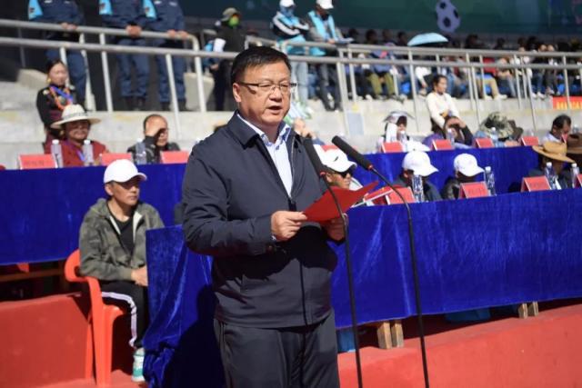 记者：打球总摇头和懊恼？杨瀚森笑着反问：没打进难道要笑吗？